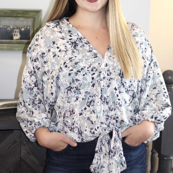 Front tie blouse - Picture 4 of 5